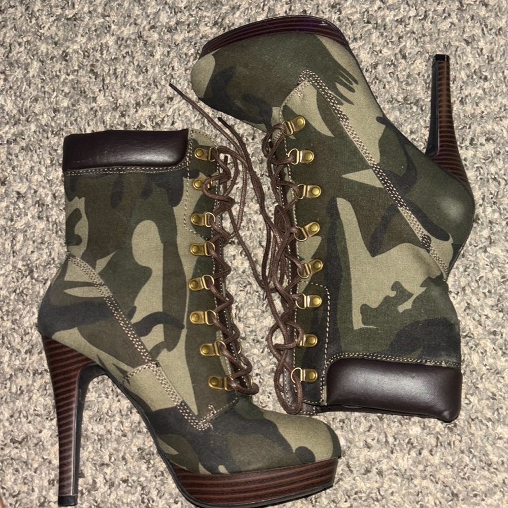 Shoedazzle camo boots